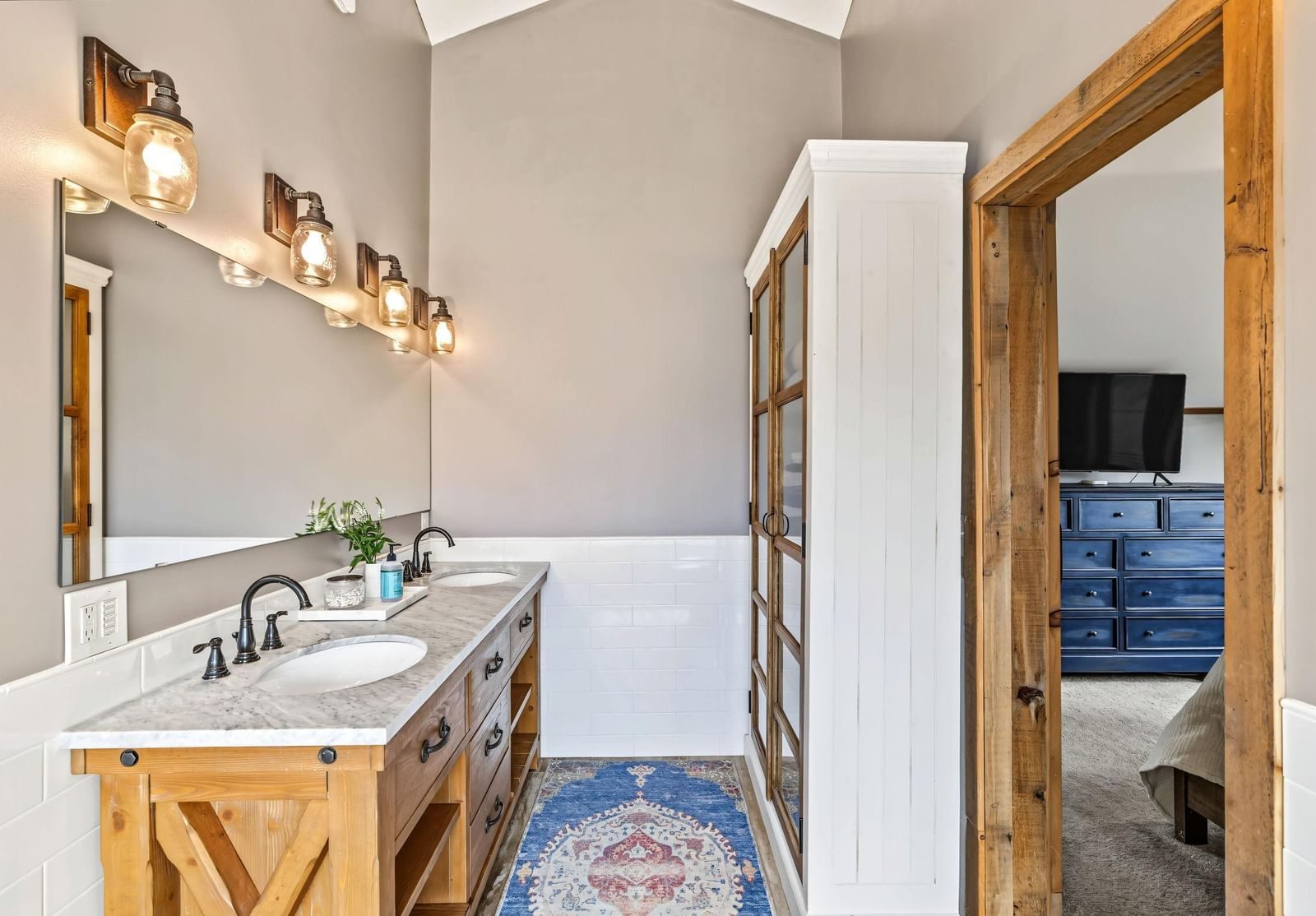 Property Photograph 32