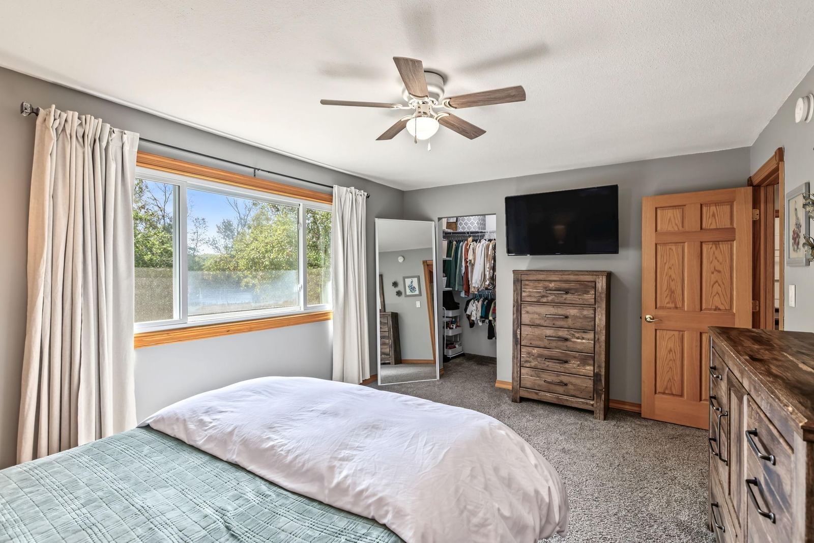 Property Photograph 24