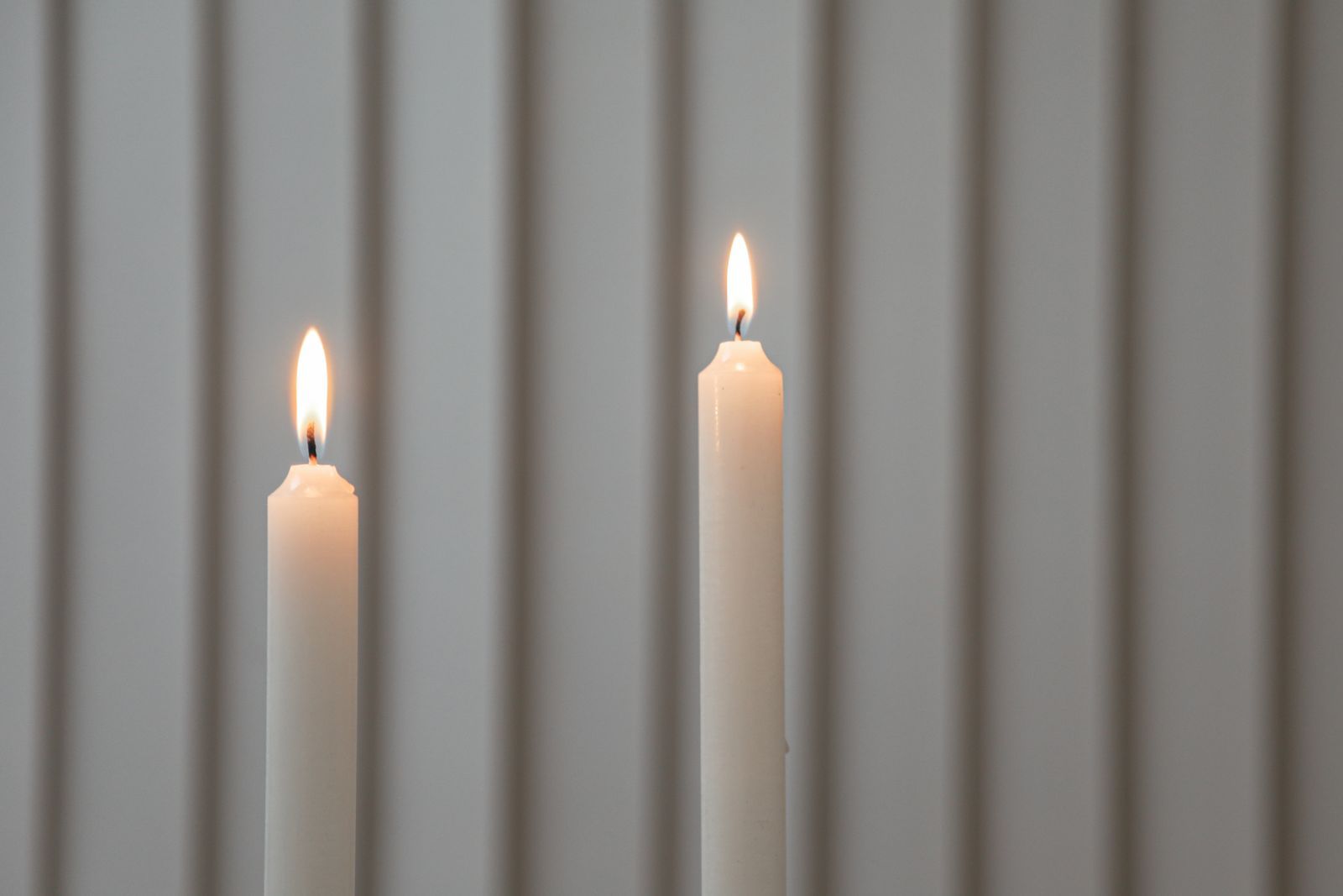 Odor-neutralizing candle for household smells